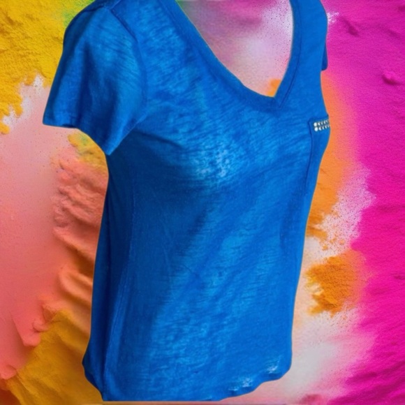 Elegant Blue V-Neck Tee with Pocket Detail - Picture 5 of 5
